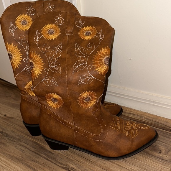 En Bloom Sunflower Mid-Calf
Cowboy Boots - Tan, Us9,5-10/Eu42 /... - Picture 10 of 14